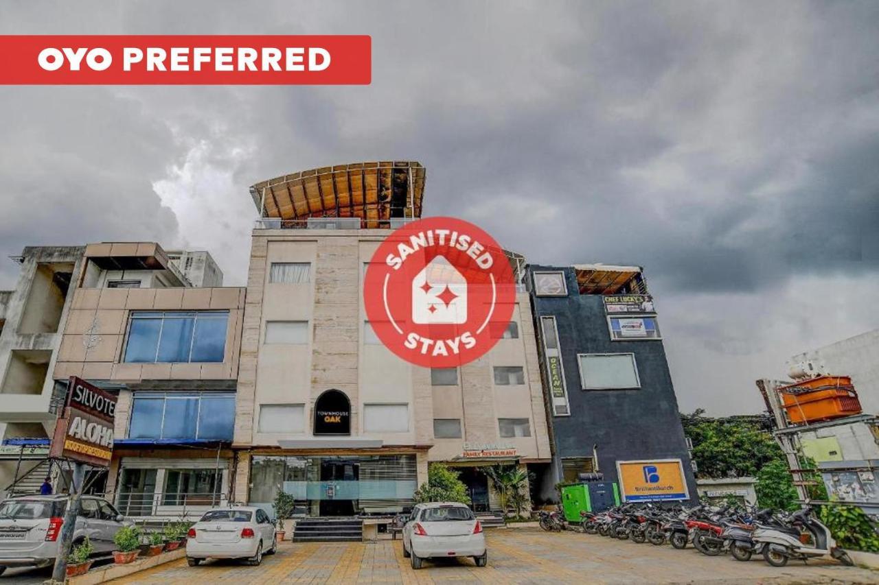 Vaccinated Staff- Townhouse Oak Hotel Silvotel Indore Luaran gambar