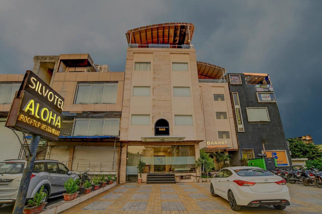 Vaccinated Staff- Townhouse Oak Hotel Silvotel Indore Luaran gambar